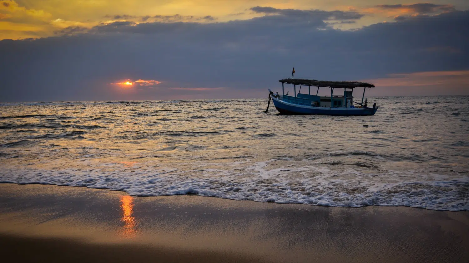 Palm-fringed Sri Lanka beach and coastal scenery for Sri Lanka private day tour with Trustker
