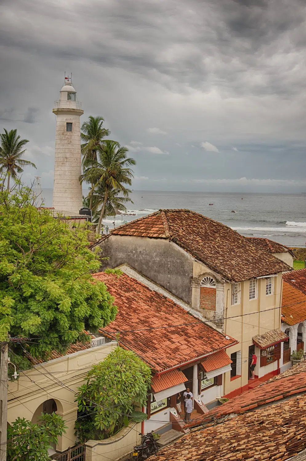 City, colonial buildings, local scenes and resort details for Sri Lanka private day tour with Trustker