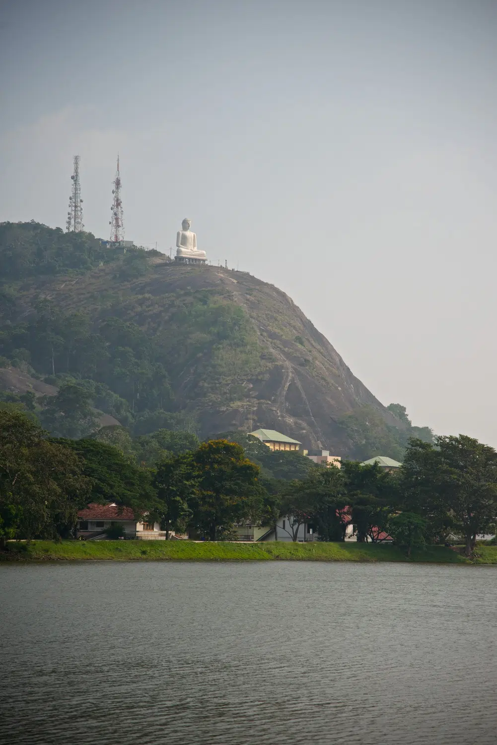 City, colonial buildings, local scenes and resort details for Sri Lanka private day tour with Trustker