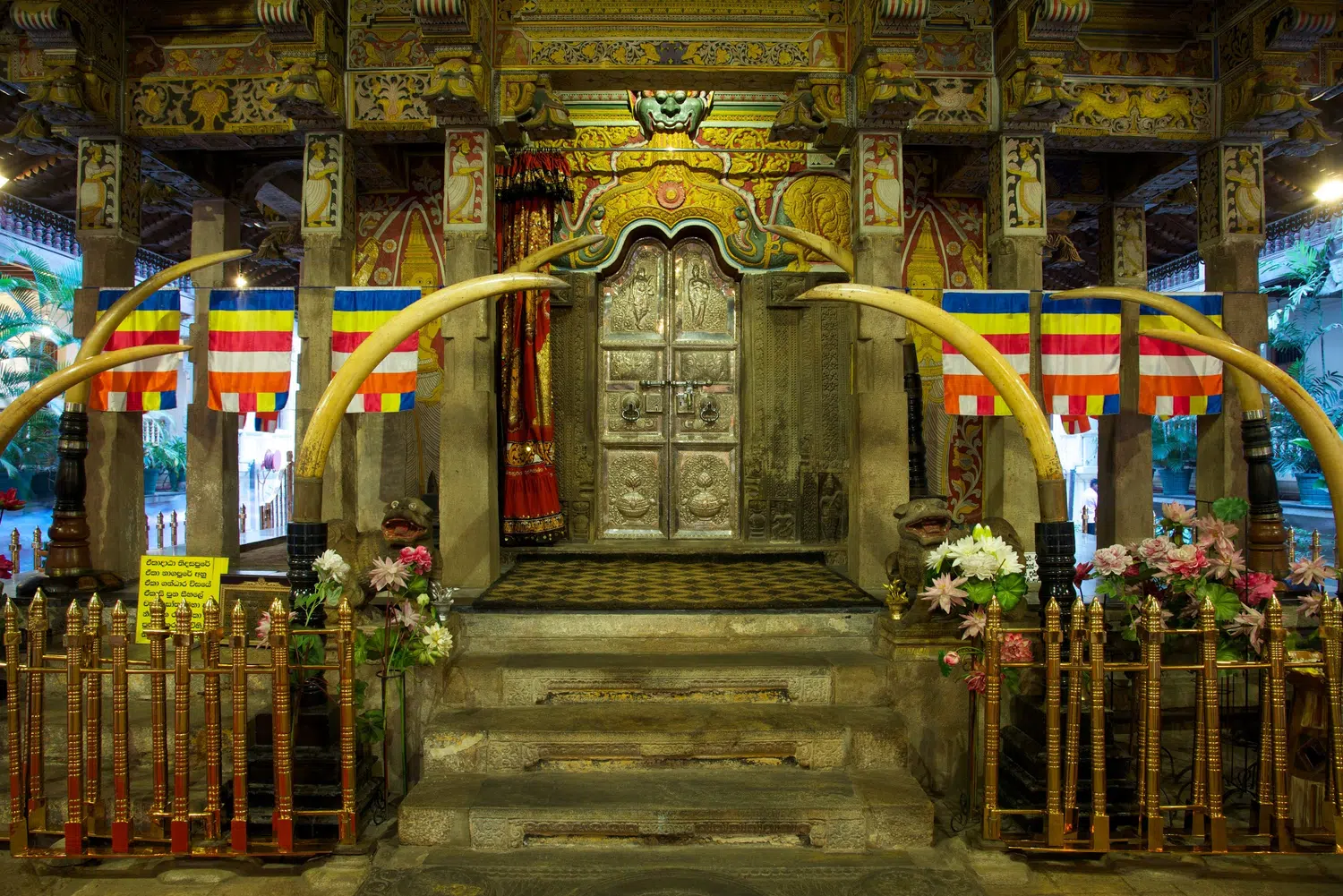 Temple of the Tooth, lake, offerings and sacred interiors for Sri Lanka private day tour with Trustker