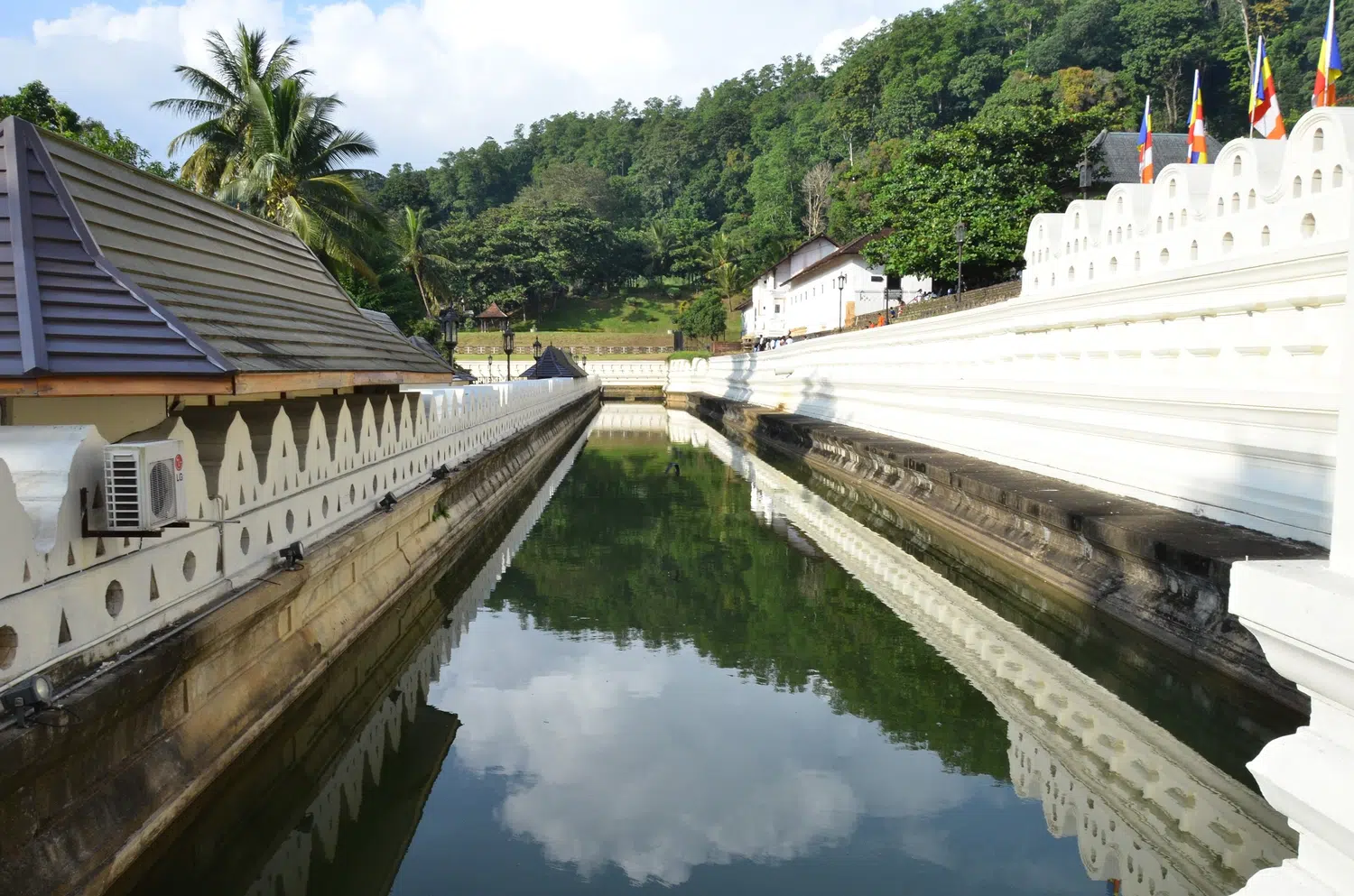 Temple of the Tooth, lake, offerings and sacred interiors for Sri Lanka private day tour with Trustker